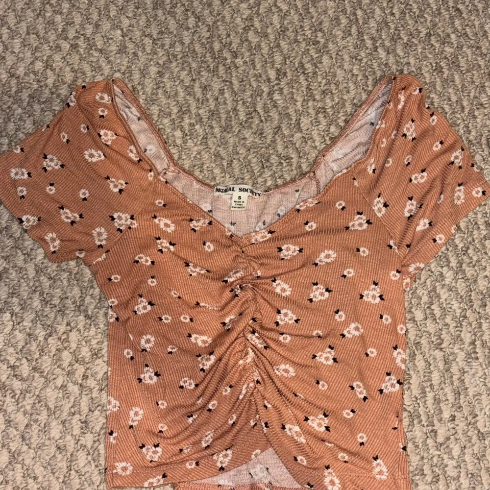 Floral Ruched Top - Picture 1 of 3
